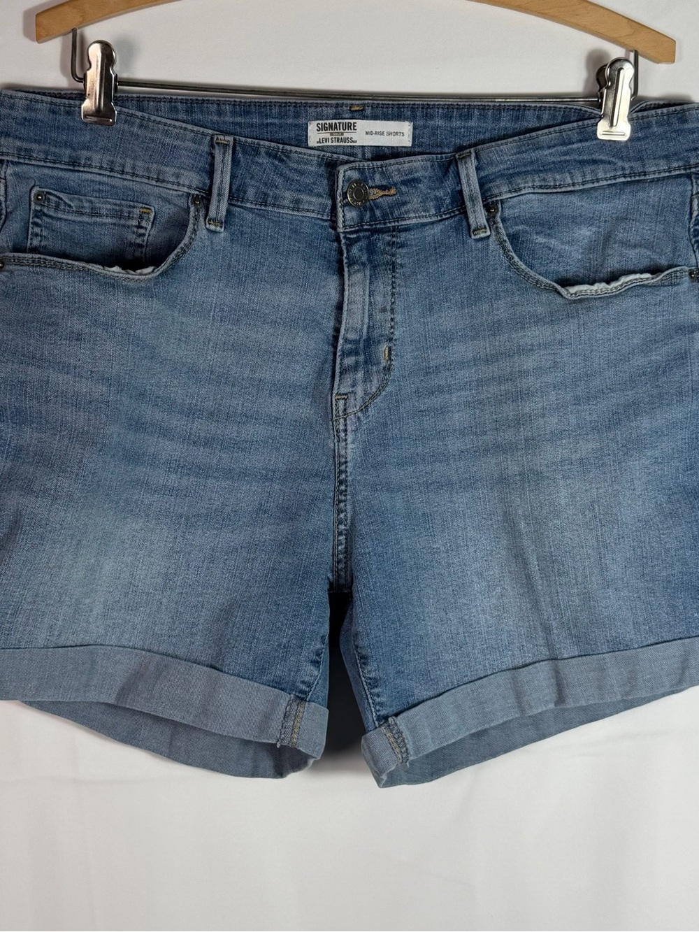 Signature by Levi Strauss Gold Label Womens Mid-Rise Denim Cuffed Shorts Size 16